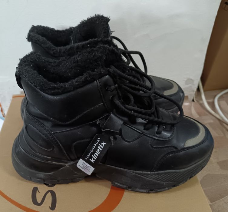 Кроссовки на девочек зимние