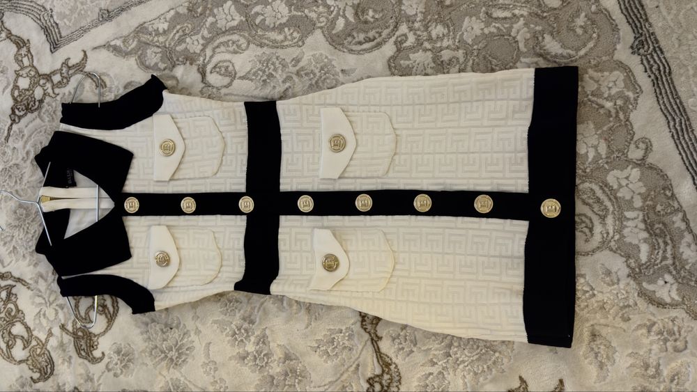 Оригинальное платье от бренда BALMAIN