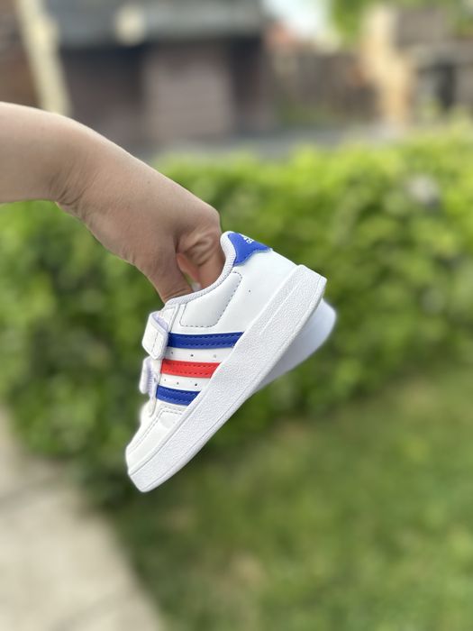Vand sandale si adidasi