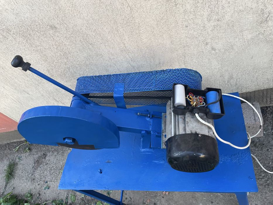 Fierăstrău circular electric (220 V)+ banc de lucru