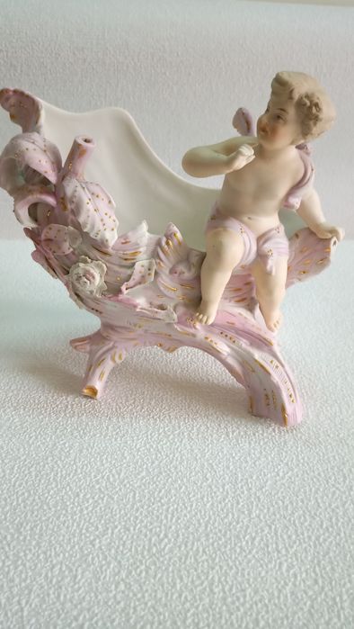 Продаются - антикварные, викторианские, парные  статуэтки  ангелов.