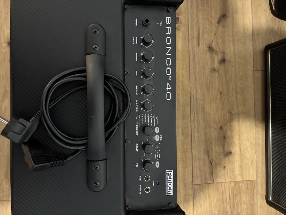 Fender Bronco 40 – amplificator bass 40W, efecte, USB