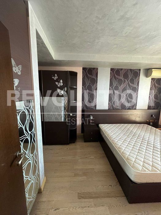 Четиристаен апартамент в м-т Траката/ Две паркоместа в цената!!!