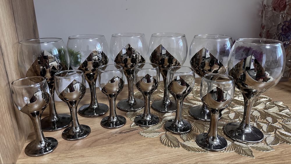 Фужеры, рюмки, чайный сервис.