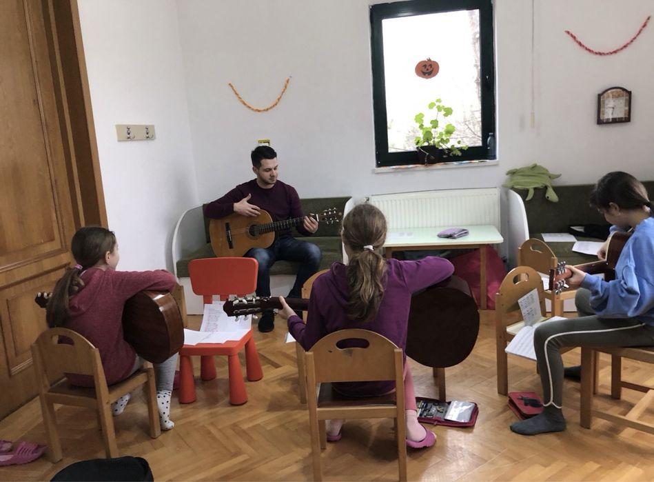 Ore/ lectii  Chitara, ukulele, pian, canto