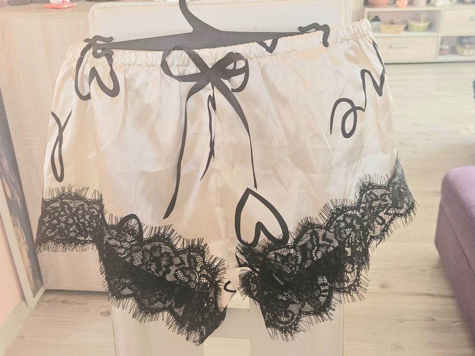 Сатенена пижама. .