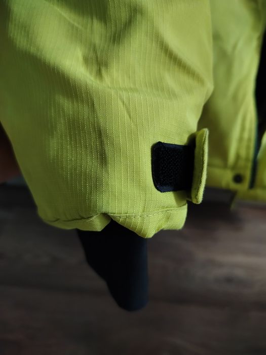 Яркая зимняя куртка