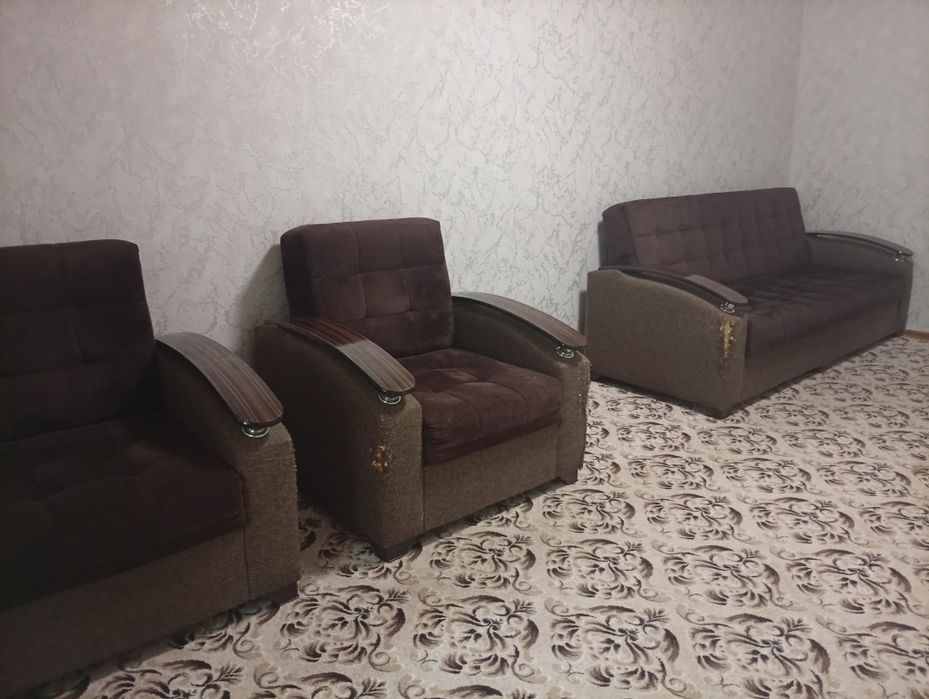Sifatli divan. Mushuk tirnabtashlagan. Materiali alishsa yangidek