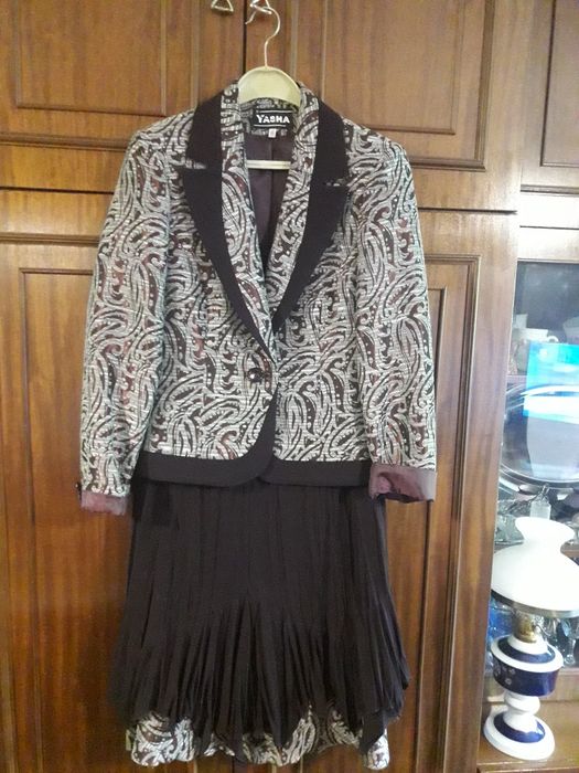 Дамски костюм със солей пола в цвят бордо