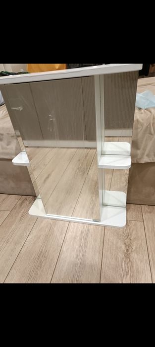 Зеркало с шкафчиком в ванную