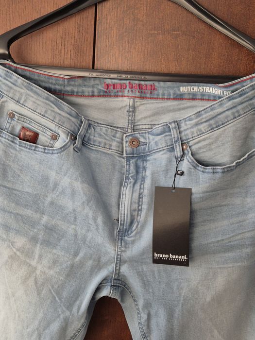 Продавам два броя нови дънки BRUNO BANANI
