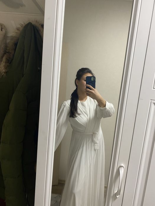 Белое платье с накидкой