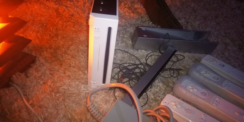 Wii конзола с контролери, кабели и всичко необходимо за игра