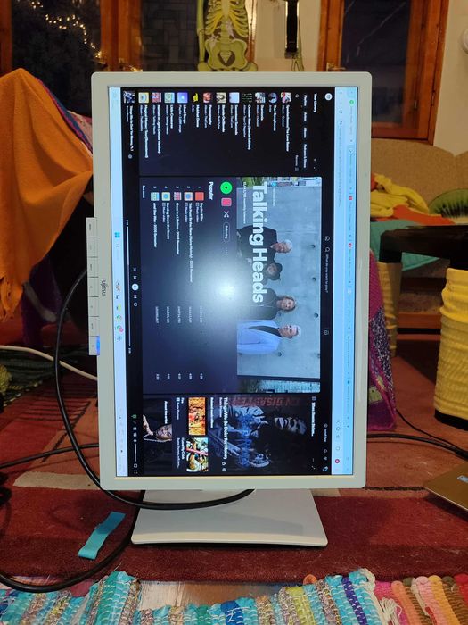 Монитор Fujitsu 22" 60hz + Монитор Dell 19" 60hz