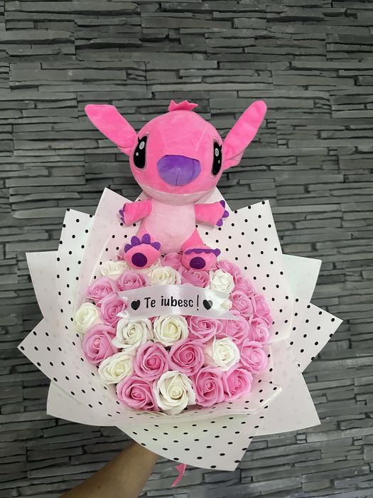 Buchet roz cu stitch cu 37 trandafiri