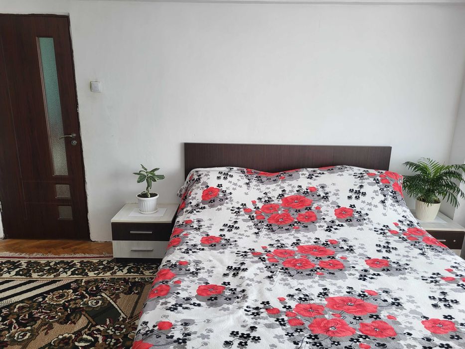 Vând ap. 3 camere ,decomandat ,Zona Rogerius