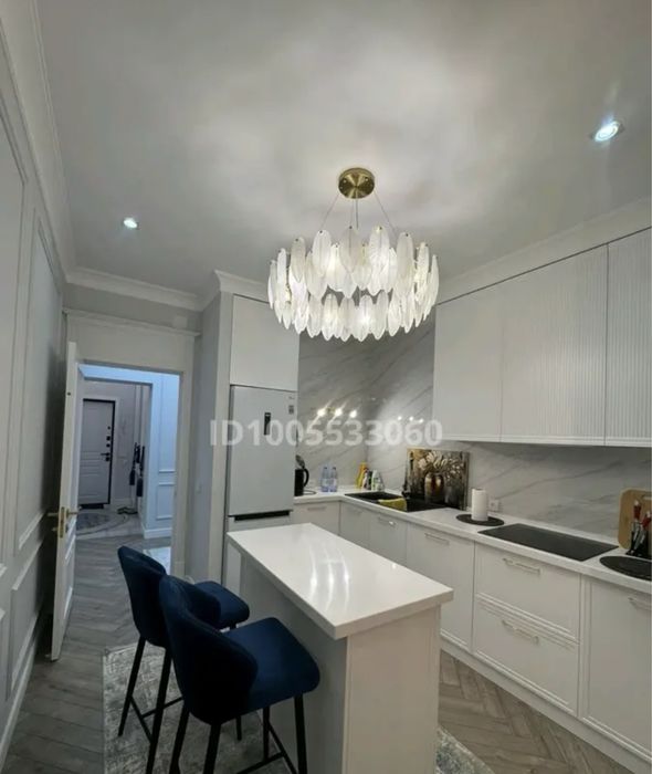 Люстра лепестки перья