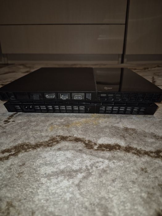 Playstation 4 850gb памет с джойстик и игри