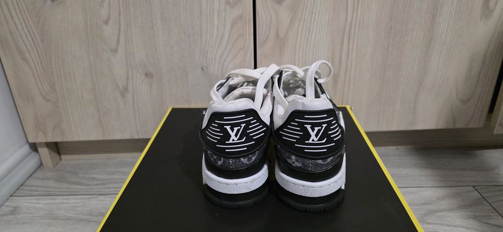 Adidasi Louis Vuitton