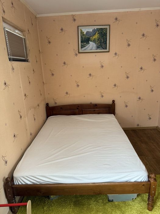 Мебели от иглолистно дърво. Спалня,гардероб и скрин. Много запазени.