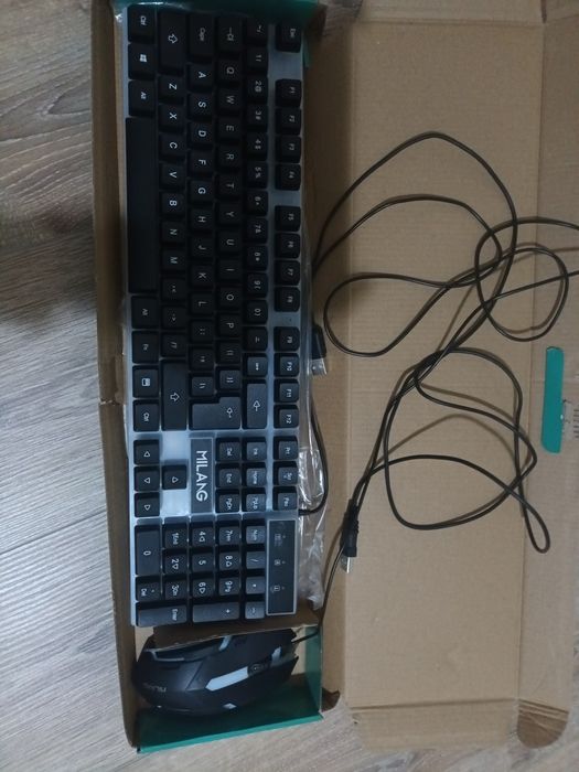 Геймърска клавиатура и мишка светещи нови