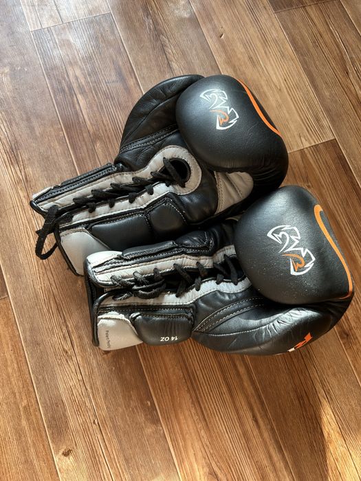 Продам боксерские перчатки Rival