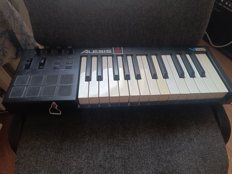 Миди клавиатура alesis