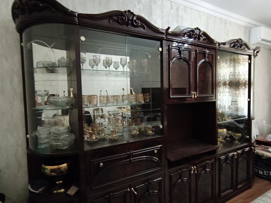 Продаю сервант б/у (без сервизов)