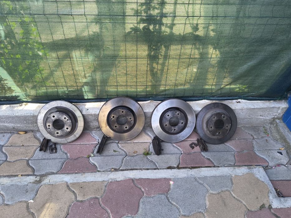 Discuri frână și plăcute ssangyoung Tivoli . 30000 km in stare f buna