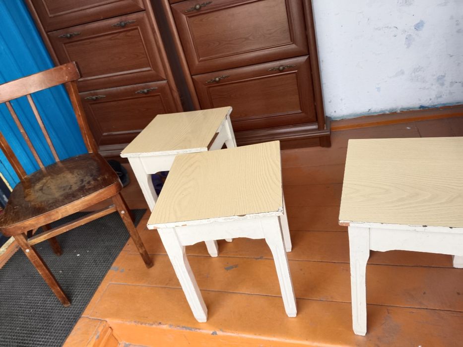 Продам стол и стулья шкаф
