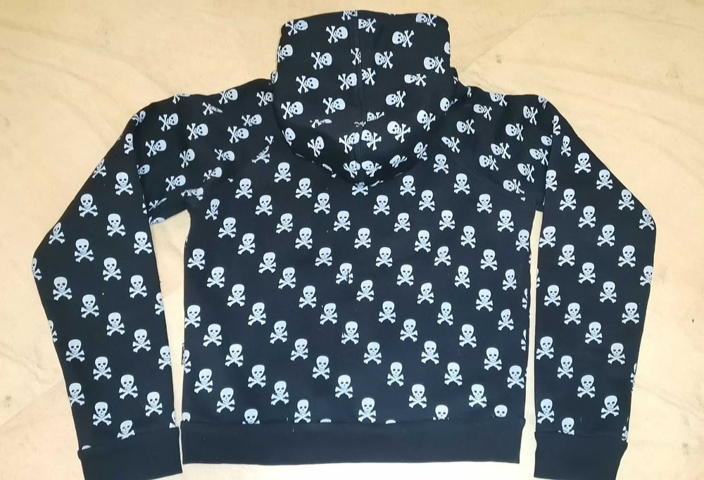 Худи / суичер черно на черепчета "На тъмно"