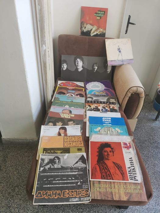 Грмофонни плочи, малки и големи.