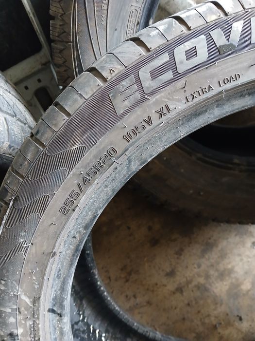 Гуми 255-45-20 два броя.