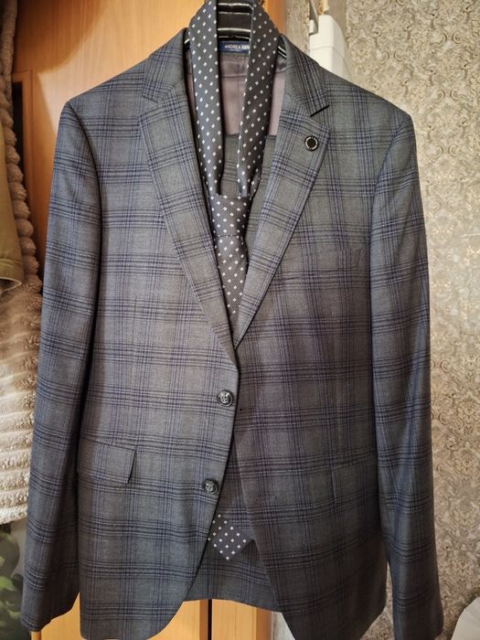 Костюм  подростковый тройка .