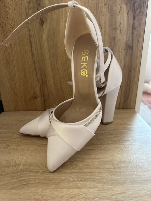 Елегантни сатенени обувки