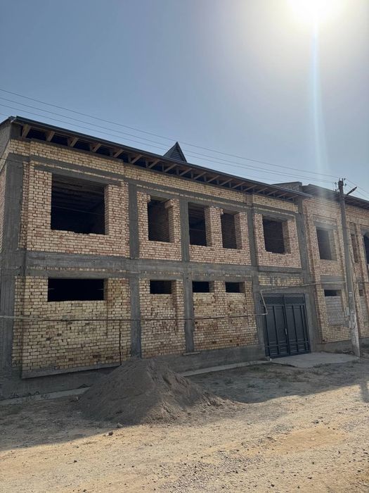 Uy hovli uchaska sotiladi 3sotix fasad 15 m