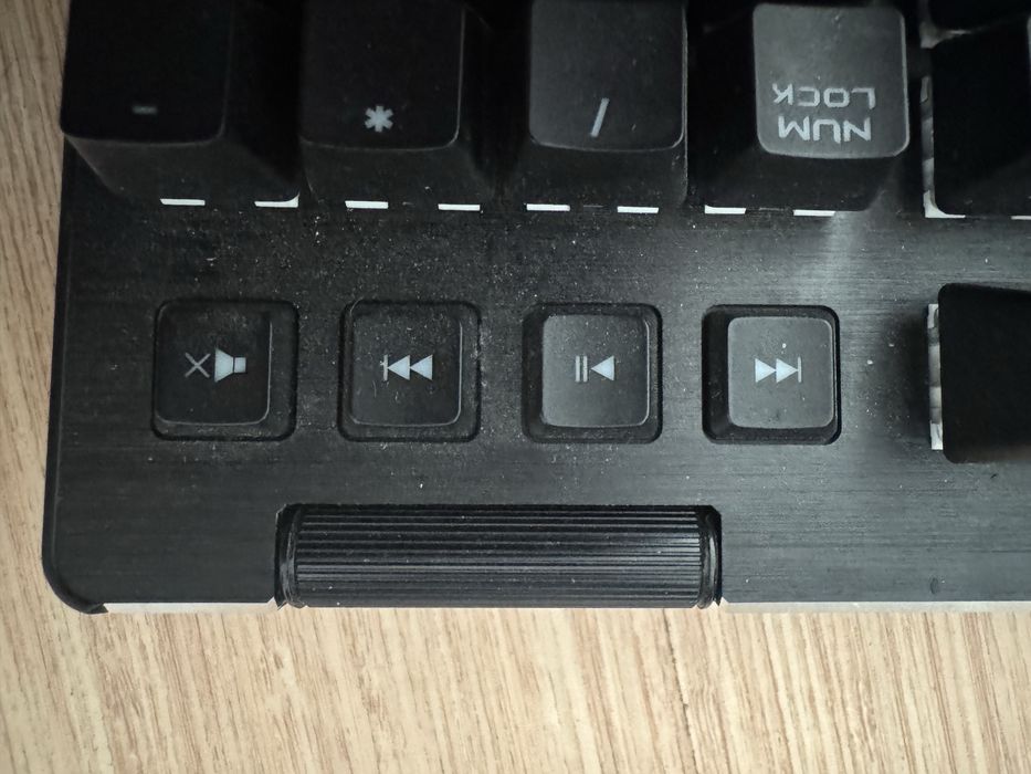 Геймърска механична клавиатура EVGA Z15