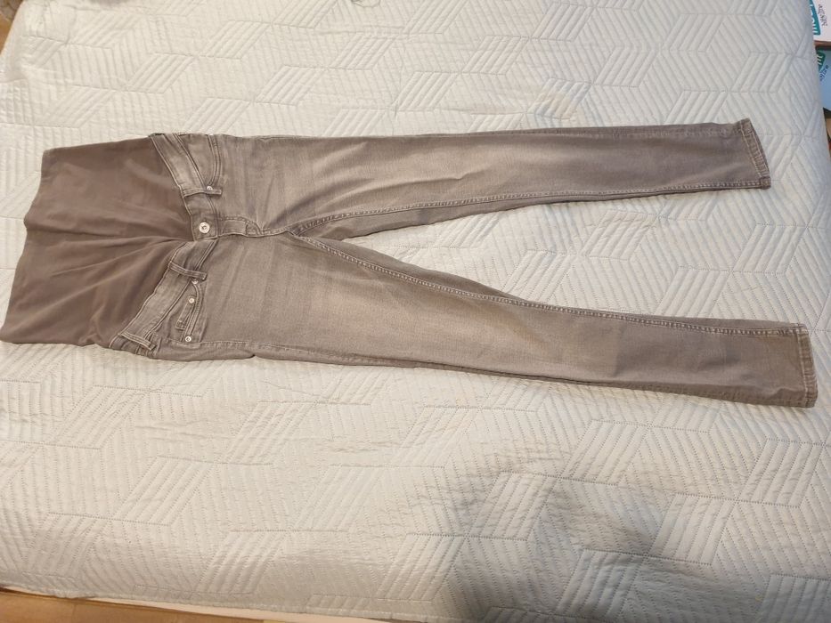 Vand blugi pentru gravide