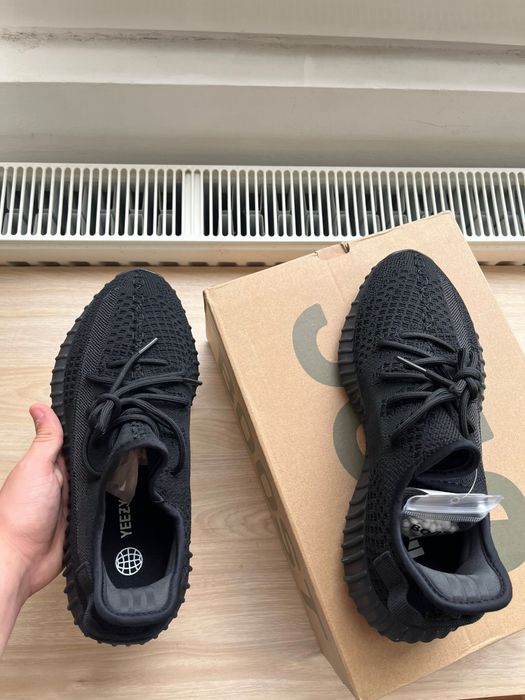 Yeezy 350 ,,V2 Onyx”-noi, nefolositi
