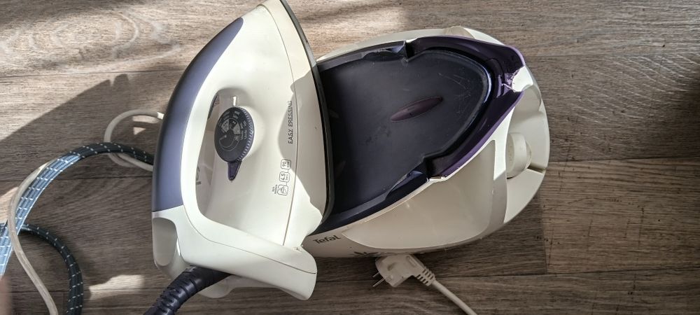 гладильная доска и утюг