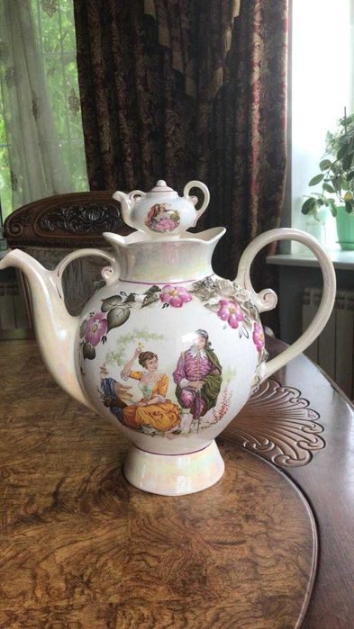 Продам фарфоровый чайник