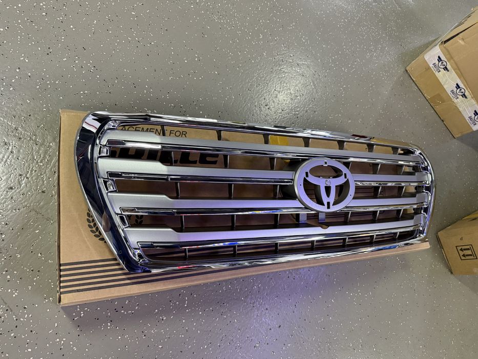 Решетка радиатора Toyota Land Cruiser 200