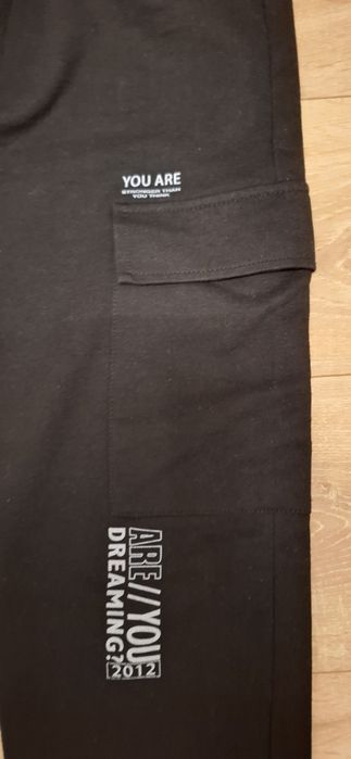 Pantaloni trening cu buzunare aplicate
