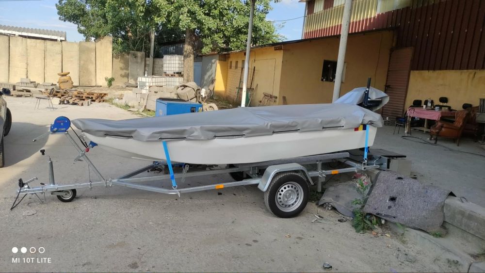 Barcă cu motor și peridoc