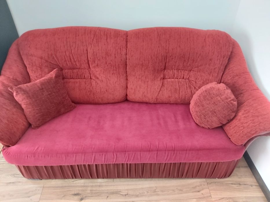Vând canapea foarte frumoasa, model REGAL, culoarea visinie