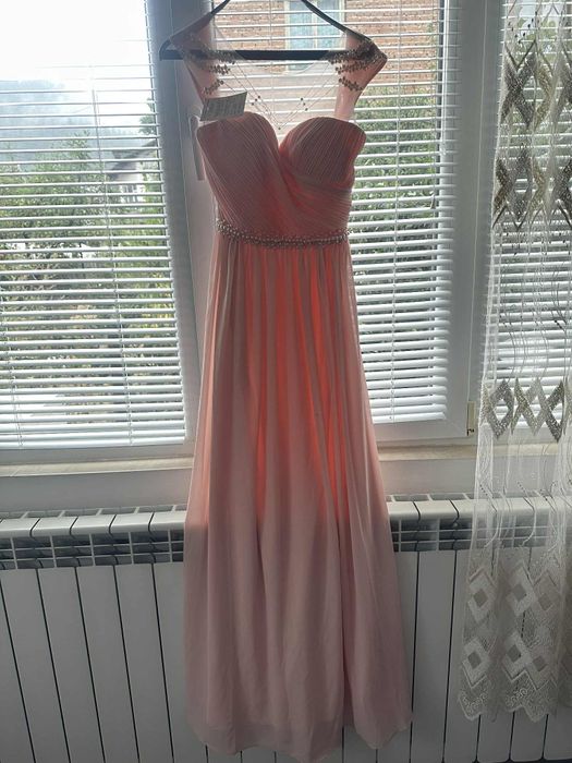 Чисто нова дълга рокля.