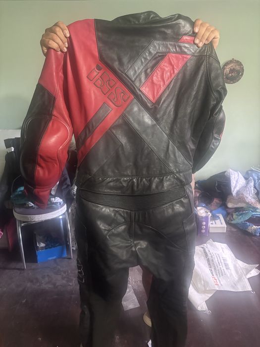 Costum moto in stare buna