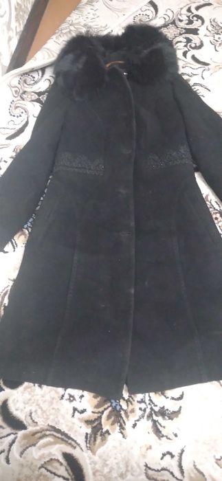 Palto qora mo'ynali holati yaxshi razmeri 48