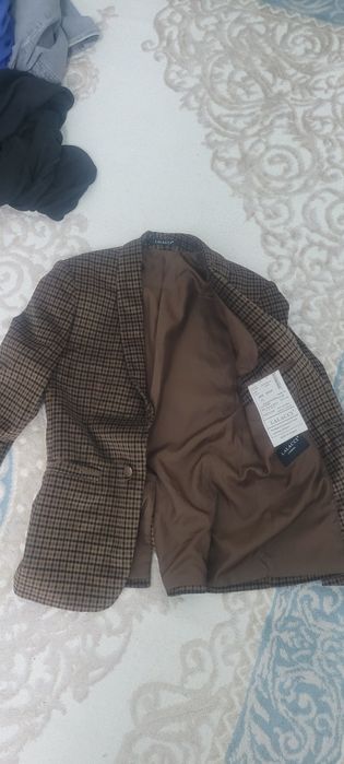 Костюм 1 лет килген 15 жастаг балдар барат