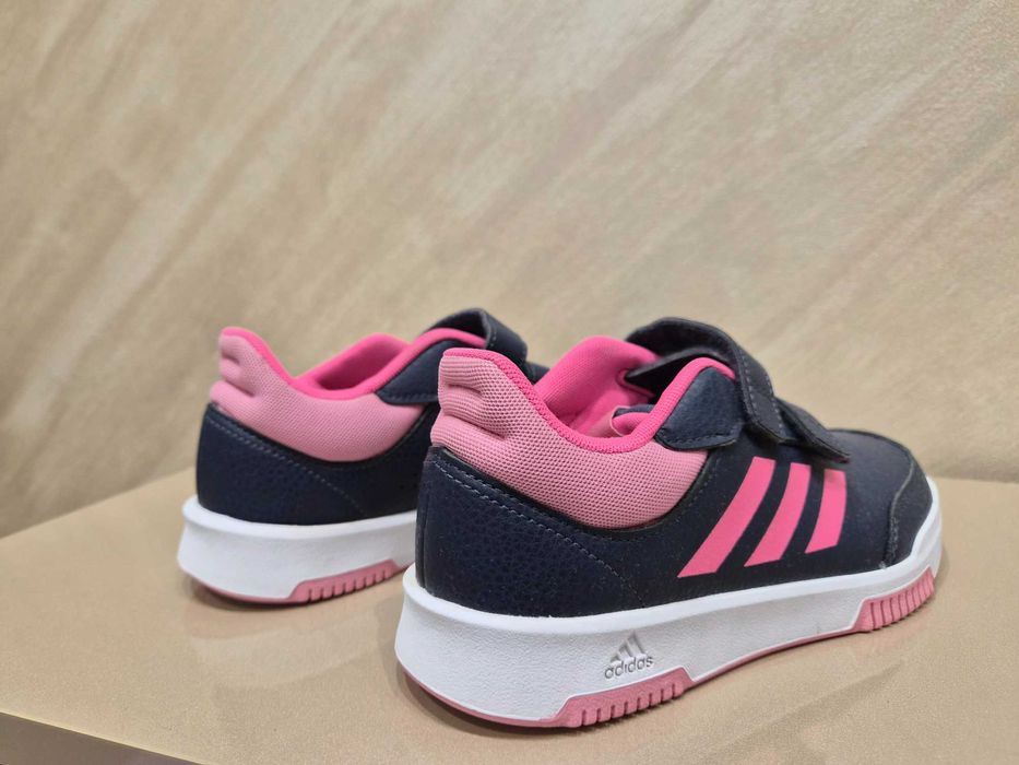 Продавам детски кецове Adidas